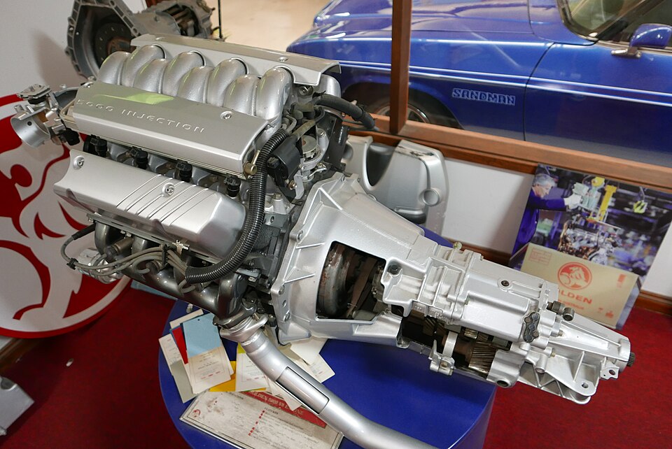 Cutaway display of a GM THM700R4 four-speed automatic transmission bolted to a V8 engine